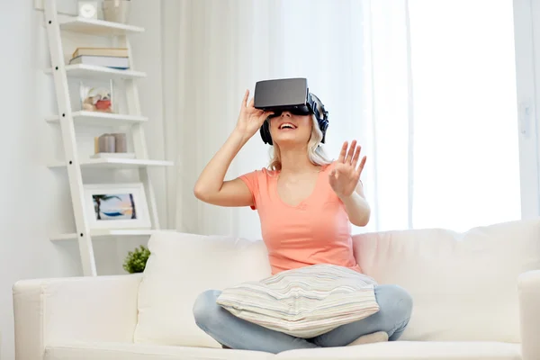 Kobieta w wirtualnej rzeczywistości zestaw słuchawkowy lub okulary 3D — Zdjęcie stockowe