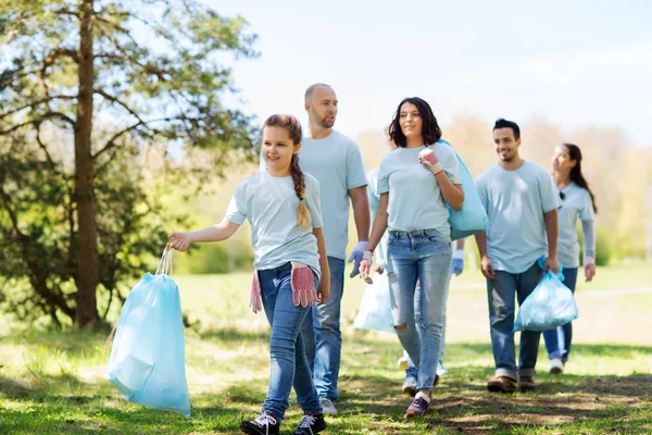 Grupp av frivilliga med soppåsar i park — Stockfoto