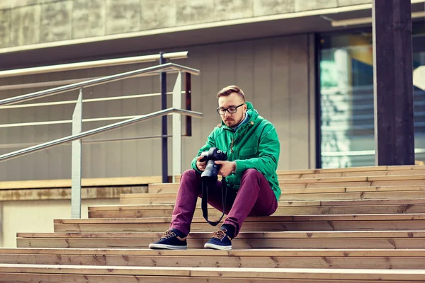 Genç hipster adam ile şehir içinde dijital fotoğraf makinesi Telifsiz Stok Imajlar