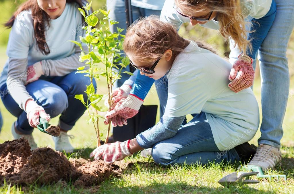 Группа подростков волонтеров. Уборка мусора. Волонтерская деятельность. Волонтерство. Культурное волонтерство.