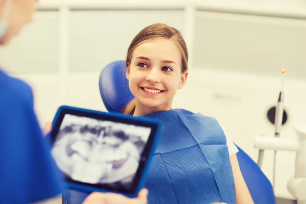 Dentista com raio-x em tablet pc e paciente menina — Fotografia de Stock