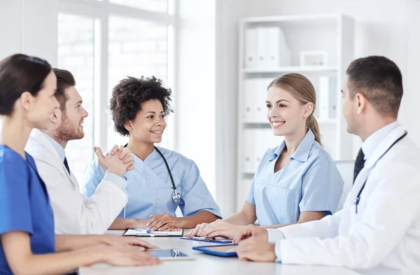 Grupo de médicos felices reunidos en la oficina del hospital — Foto de Stock