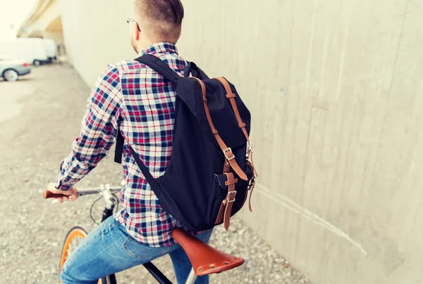 Hipster man met vast vistuig fiets en rugzak — Stockfoto