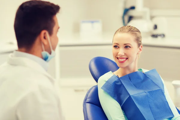 Dentista masculino feliz con paciente mujer en la clínica —  Fotos de Stock