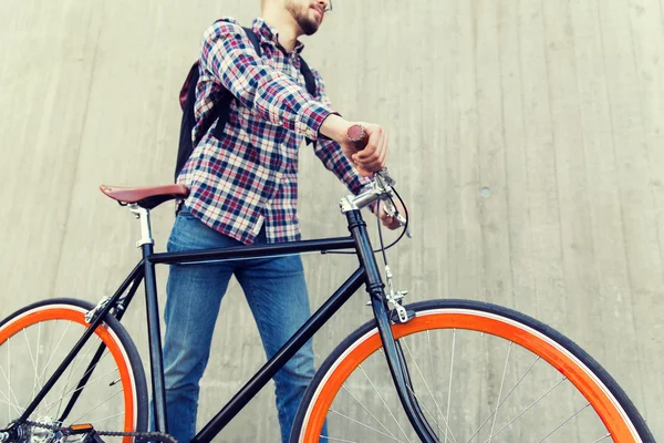 ヒップスター男固定ギアの自転車とバックパック — ストック写真