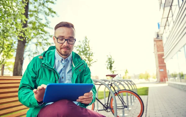 Glad ung hipster man med TabletPC och cykel — Stockfoto