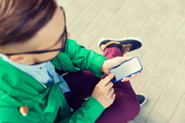 Nahaufnahme eines Mannes mit Smartphone auf Bank — Stockfoto