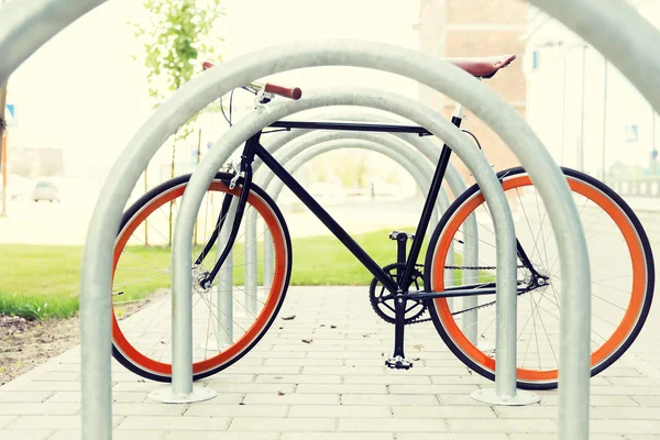 Gros plan du vélo à engrenages fixes au stationnement de rue — Photo