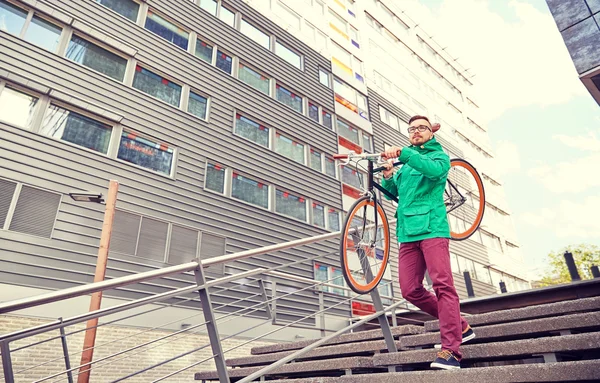 年轻的时髦人携带固定的齿轮自行车在城市 — 图库照片