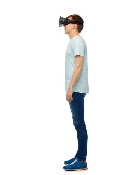 Homem feliz no fone de ouvido realidade virtual ou óculos 3d — Fotografia de Stock