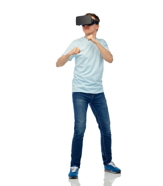 Człowiek w wirtualnej rzeczywistości zestaw słuchawkowy lub okulary 3d — Zdjęcie stockowe