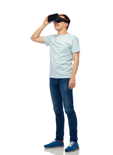 Szczęśliwy człowiek w wirtualnej rzeczywistości zestaw słuchawkowy lub okulary 3d — Zdjęcie stockowe