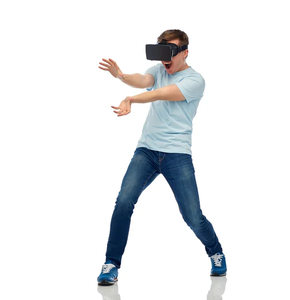 Homem feliz no fone de ouvido realidade virtual ou óculos 3d — Fotografia de Stock