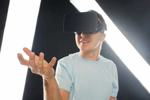 Hombre feliz en auriculares de realidad virtual o gafas 3d — Foto de Stock