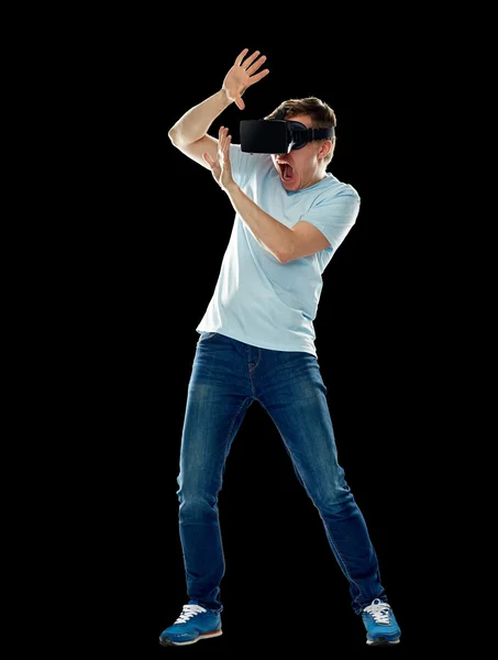 Hombre en auriculares de realidad virtual o gafas 3d — Foto de Stock