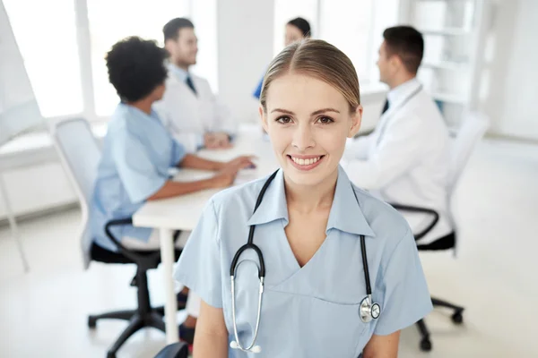 Medico felice sopra gruppo di medici in ospedale — Foto Stock