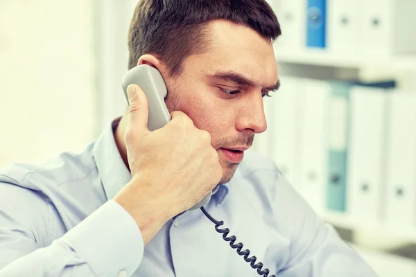 Visage de l'homme d'affaires appelant au téléphone au bureau — Photo