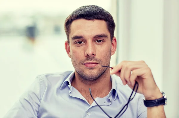 Retrato de homem de negócios com óculos no escritório — Fotografia de Stock