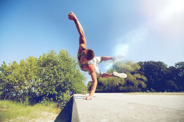 бег с препятствиями в легкой атлетике. человек в прыжке. эдгар в прыжке. волейболист в прыжке. средний прыжок человека.