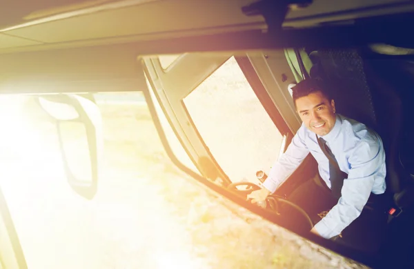 Primer plano de la reflexión del conductor en el espejo del autobús — Foto de Stock