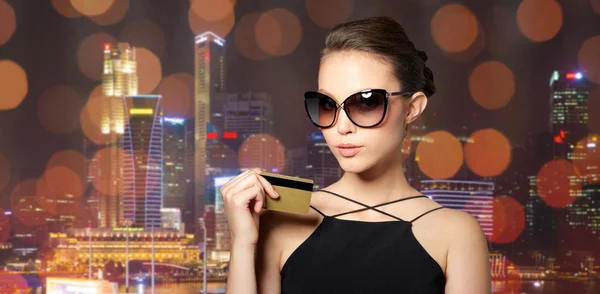 Vacker ung kvinna i elegant svart solglasögon — Stockfoto