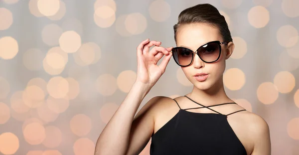 Schöne junge Frau in eleganter schwarzer Sonnenbrille — Stockfoto