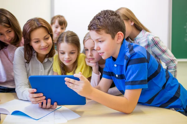 Group of kids with teacher and tablet pc at school — Stock Photo, Image