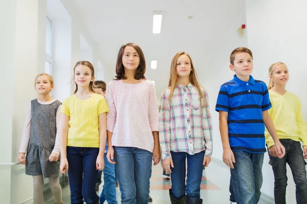 Okul çocukları koridorda yürürken gülen grubu — Stok fotoğraf