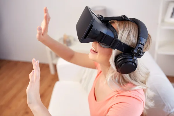 Mulher em óculos de realidade virtual ou 3D — Fotografia de Stock