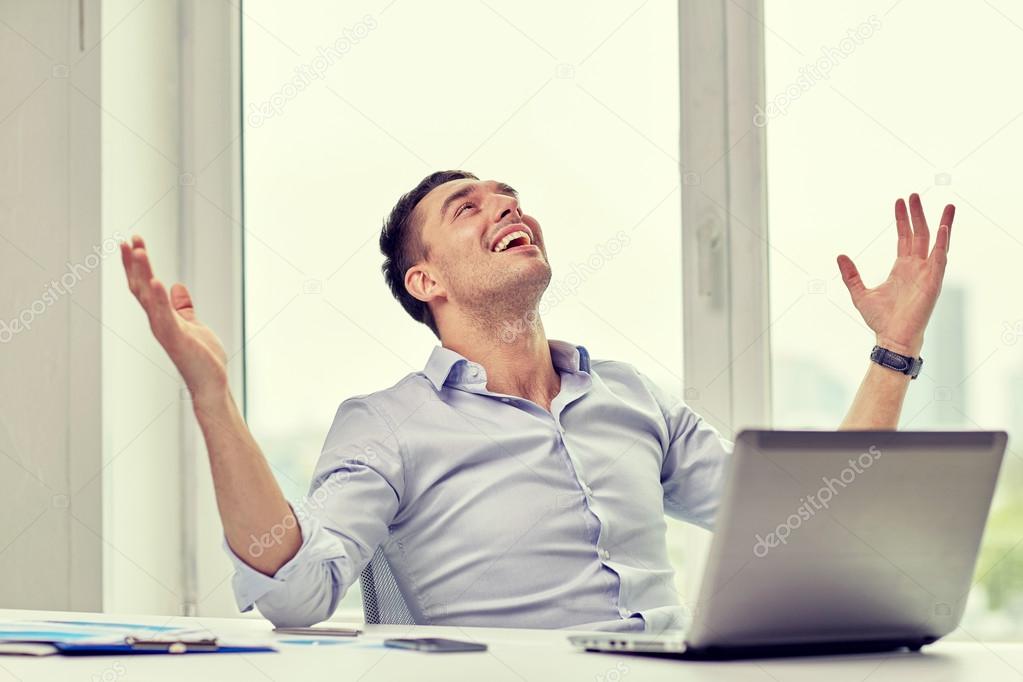 Expresa tu momento " in situ " con una imagen - Página 38 Depositphotos_111618506-stock-photo-happy-businessman-with-laptop-in