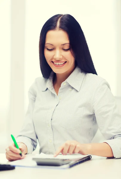 Empresaria o estudiante trabajando con calculadora — Foto de Stock