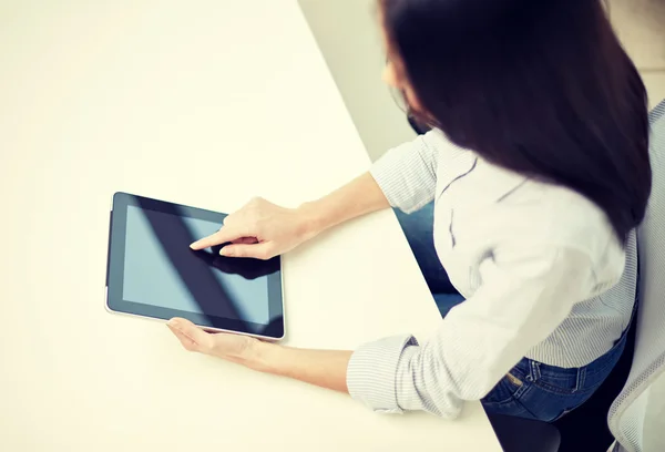 Närbild av kvinna händer med TabletPC på kontoret — Stockfoto