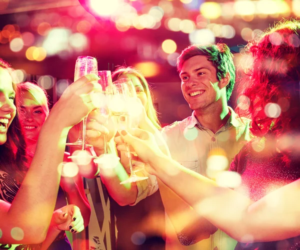 Ler vänner med glas champagne i club — Stockfoto