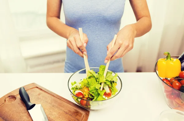 Primer plano de la mujer cocinar ensalada de verduras en casa —  Fotos de Stock