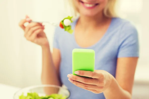 Close up de mulher com smartphone comendo salada — Fotografia de Stock