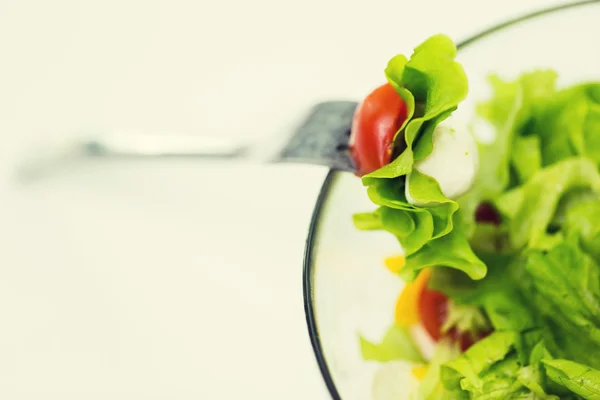 Close up de salada de legumes com tomate cereja — Fotografia de Stock