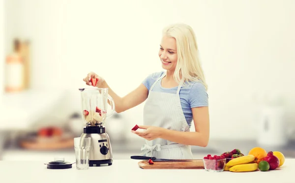 Leende kvinna med blender förbereder shake — Stockfoto