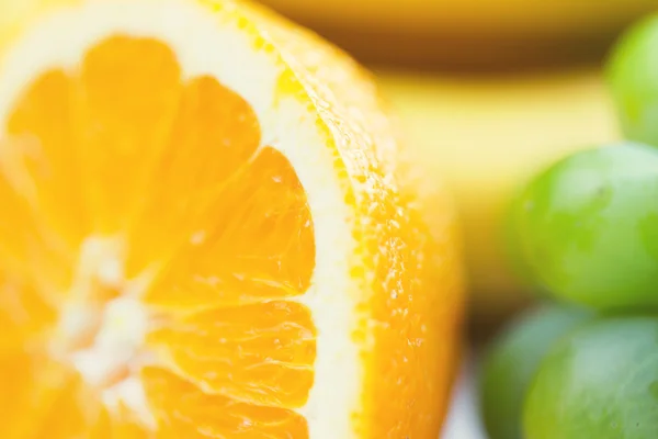 Primer plano de naranja jugosa fresca y uva — Foto de Stock