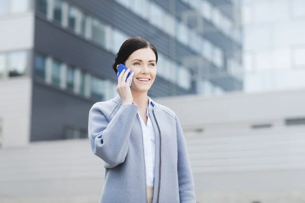 Junge lächelnde Geschäftsfrau telefoniert mit dem Smartphone — Stockfoto