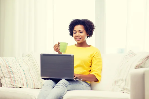 Heureuse femme américaine africaine avec ordinateur portable à la maison — Photo