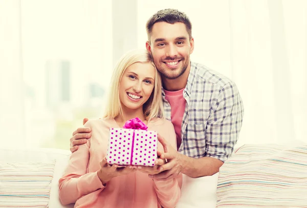 Homem feliz dando mulher caixa de presente em casa — Fotografia de Stock