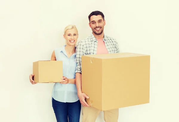 Casal com caixas de papelão se mudando para nova casa — Fotografia de Stock