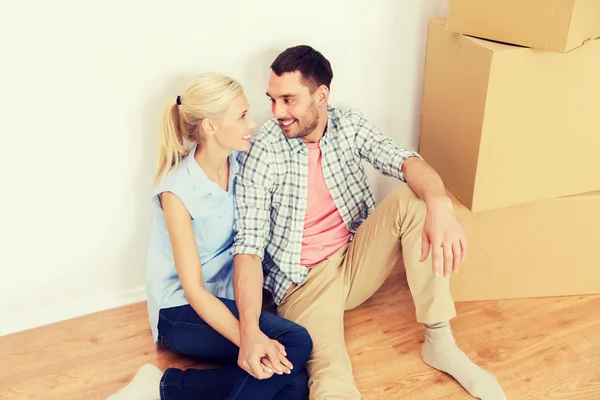 Couple avec boîtes en carton déménageant dans une nouvelle maison — Photo