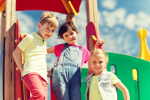 Gruppe glücklicher Kinder auf Kinderspielplatz — Stockfoto