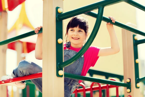 Felice bambina arrampicata sul parco giochi per bambini — Foto Stock