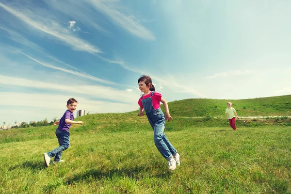 Gruppe glücklicher Kinder, die im Freien laufen — Stockfoto