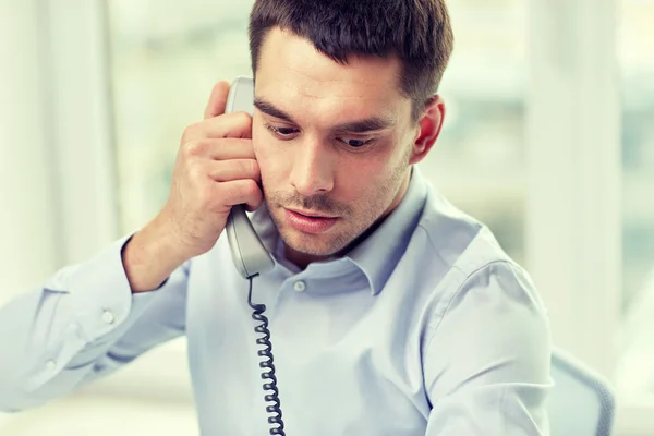 Gezicht van zakenman bellen op telefoon in office — Stockfoto