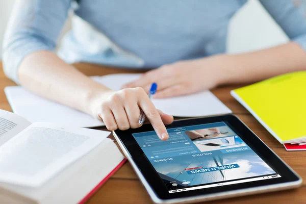 Primer plano de la mujer con noticias de negocios en la tableta de PC — Foto de Stock