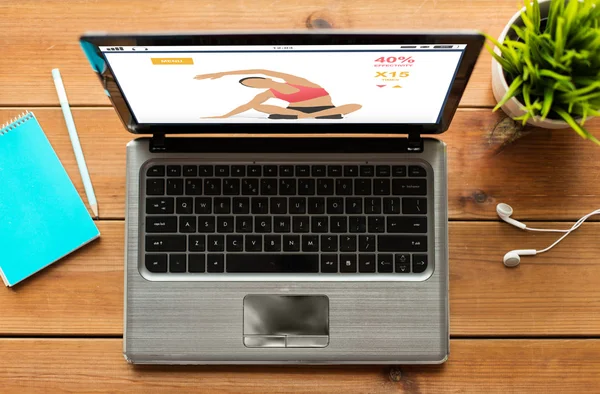 Close up of laptop computer with fitness app — Stock Photo, Image