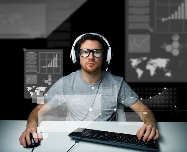 Hombre en auriculares con ordenador a través de pantallas virtuales —  Fotos de Stock